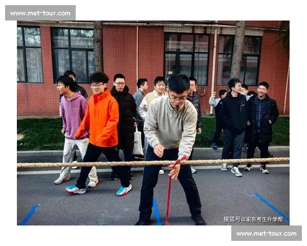 拔河赛场上的激烈较量:每一分力量的较劲与团队的坚韧决心 拔河赛场上的激烈较量:每一分力量的较劲与团队的坚韧决心